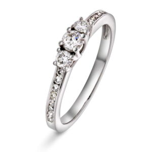 1215515-45 EC 1914 Hvittgullring Elegant ring i hvitt gull med 3 litt større diamanter i midten og mange små på siden. Totalt 0,45 ct