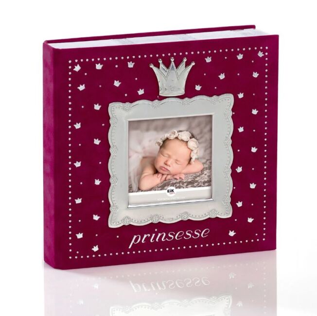 Album i rosa velur, med tinn pynt til en liten prinsesse. Kan graveres.