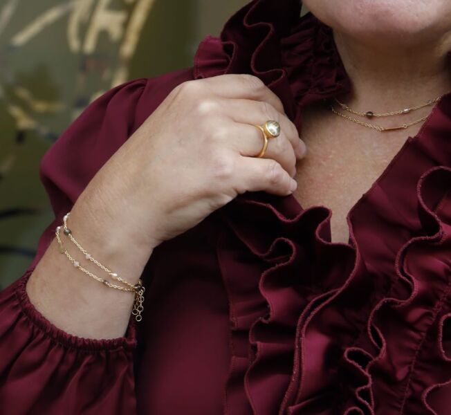 Susanne Friis Bjørner armbånd i forgylt sølv med ferskenfargede månestener, røkkvarts og naturfargede ferskvannsperler i lenken