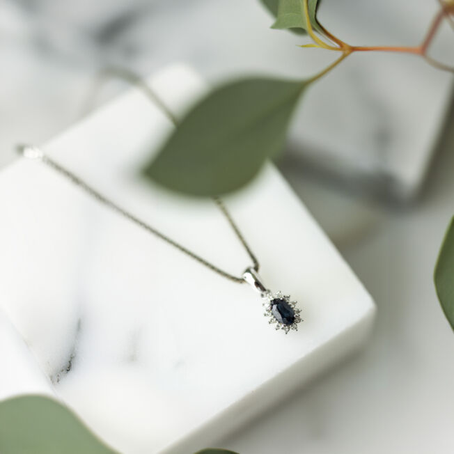 Rosettanheng, ovalt i hvitt gull med safir og diamanter