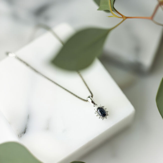 Rosettanheng i hvitt gull med diamanter 0,04 W.SI og oval fasettslipt safir.