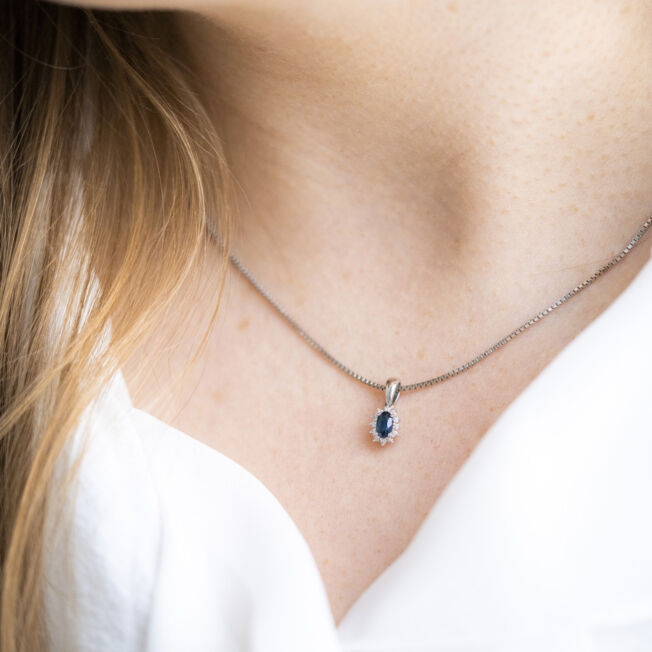 Rosettanheng, ovalt i hvitt gull med safir og diamanter