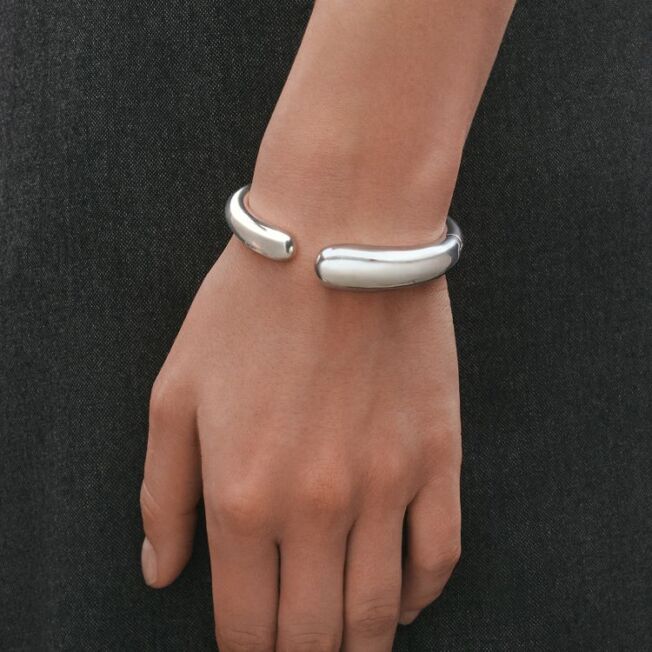 Armring fra Moonlight Grapes kolleksjonen fra Georg Jensen i sølv