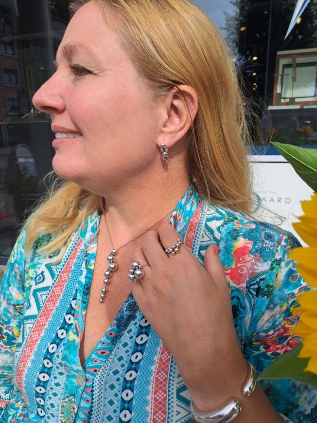 Smykker fra Moonlight Grapes og armring fra Mercy kolleksjonen til Georg Jensen i sølv.