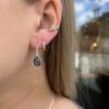 Susanne Friis Bjørner ørepynt i sølv med dråpeformet London blå krystall