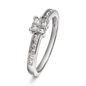 Elegant ring i hvitt gull med 4 litt større prinsesseslipte diamanter i midten og mange små på siden.