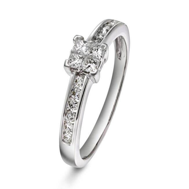 Elegant ring i hvitt gull med 4 litt større prinsesseslipte diamanter i midten og mange små på siden.