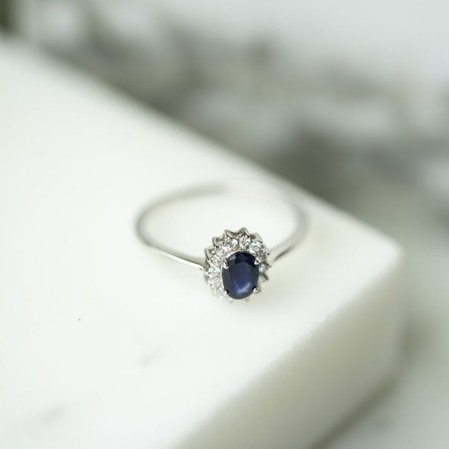 Rosettring i hvitt gull med safir og diamanter