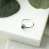 Rosettring i hvitt gull med safir og diamanter