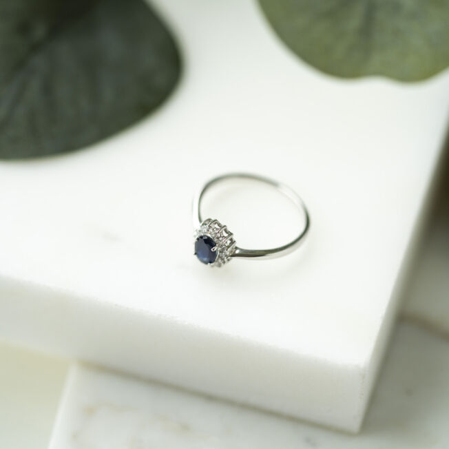 Rosettring i hvitt gull med safir og diamanter