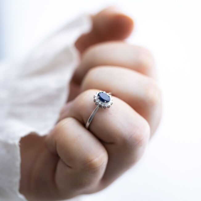 Rosettring i hvitt gull med safir og diamanter