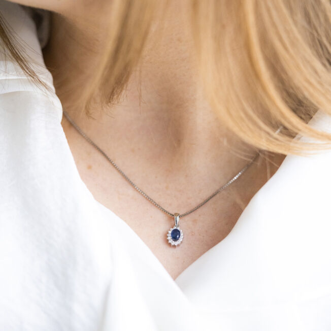 Hvitt gull rosettanheng med safir og diamanter