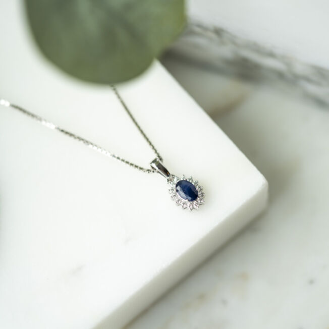Hvitt gull rosettanheng med safir og diamanter