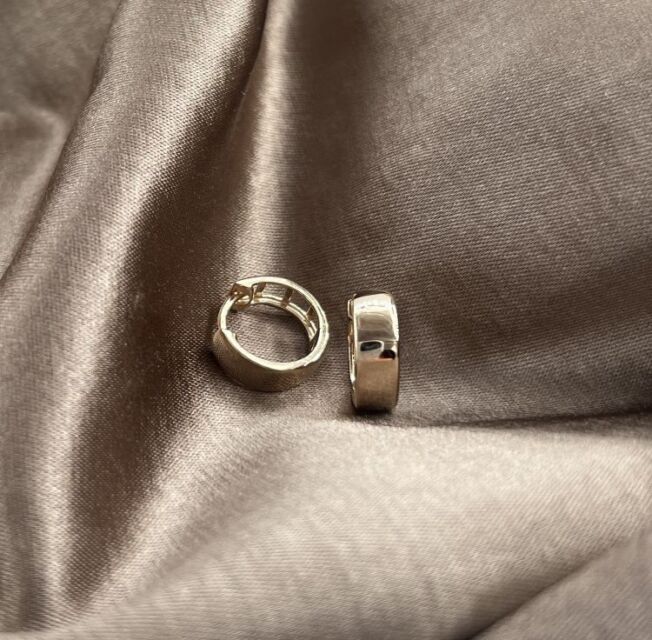 Øreringer brede i gult gull. Diameter 12 mm Bredde 4,3 mm