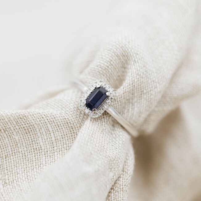 Rosettring i hvitt gull med smaragdslipt safir og diamanter