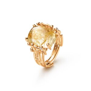 BoHo medium ring i 18 k gult gull fra Ole Lynggaard Copenhagen med rutilkvarts