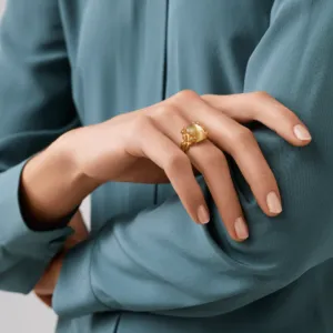 BoHo medium ring i 18 k gult gull fra Ole Lynggaard Copenhagen med rutilkvarts, vist på modell