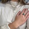 Ring og anhengi soksidert sølv med krysopras som er en flott irrgrønn sten,