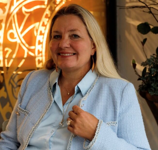 Olivia kjede langt forgylt sølv med blader integrert i lenken. Samt anheng Black Forest med cascholong opal og swirl øreringer