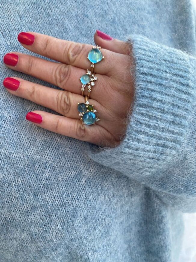 Noën "Stellini" ring i gult gull, med diamanter og blå topas