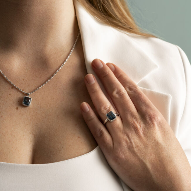 Hvitt gull ring med London blå topas og diamanter 0,14 ct