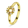 Ring i gult gull med 6 diamanter i en sirkel, hver av diamantene er fattet i et lite hjerte.