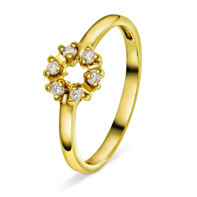 Ring i gult gull med 6 diamanter i en sirkel, hver av diamantene er fattet i et lite hjerte.