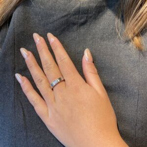 Alliansering Delta med en diamant på 015 ct fattet nedi en firkantet hvitt gull ring, Vist på modell. Norskprodusert i Sandnes