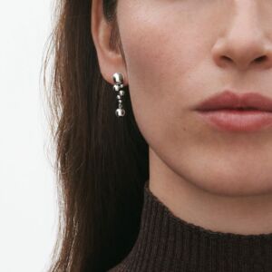 Ørepynt fra Moonlight Grapes kolleksjonen fra Georg Jensen i oksidert sølv.