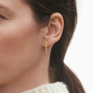Ørepynt fra Moonlight Grapes kolleksjonen fra Georg Jensen i gult gull.