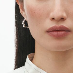 Ørepynt fra Moonlight Grapes kolleksjonen fra Georg Jensen i oksidert sølv.