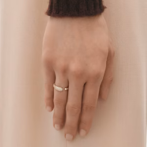 Ring i gult gull med diamanter som er åpen, fra Mercy kolleksjonen