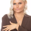 Bilde av modell med smykker fra Catwalk Exclusive i forgylt sølv, med inspirasjon av korall. Ørepynt, anheng, armring og ring.
