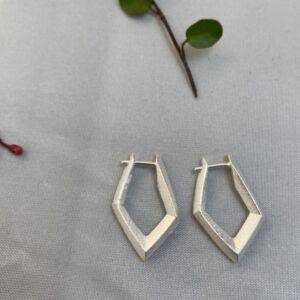 Ulrikke Vogt "Polygon small hoop" ørepynt i sølv