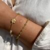 Susanne Friis Bjørner armbånd i forgylt sølv med blomst og mix av sten gul-grønn