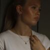 Rosettring, øre og anheng i gult gull med diamanter og oval rubin.
