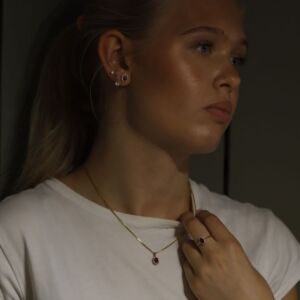 Rosettring, øre og anheng i gult gull med diamanter og oval rubin.