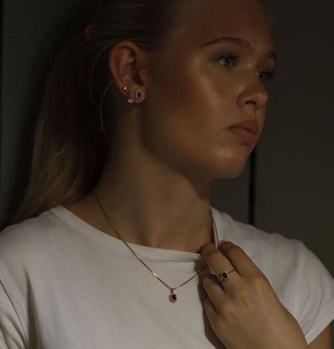 Rosettring, øre og anheng i gult gull med diamanter og oval rubin.