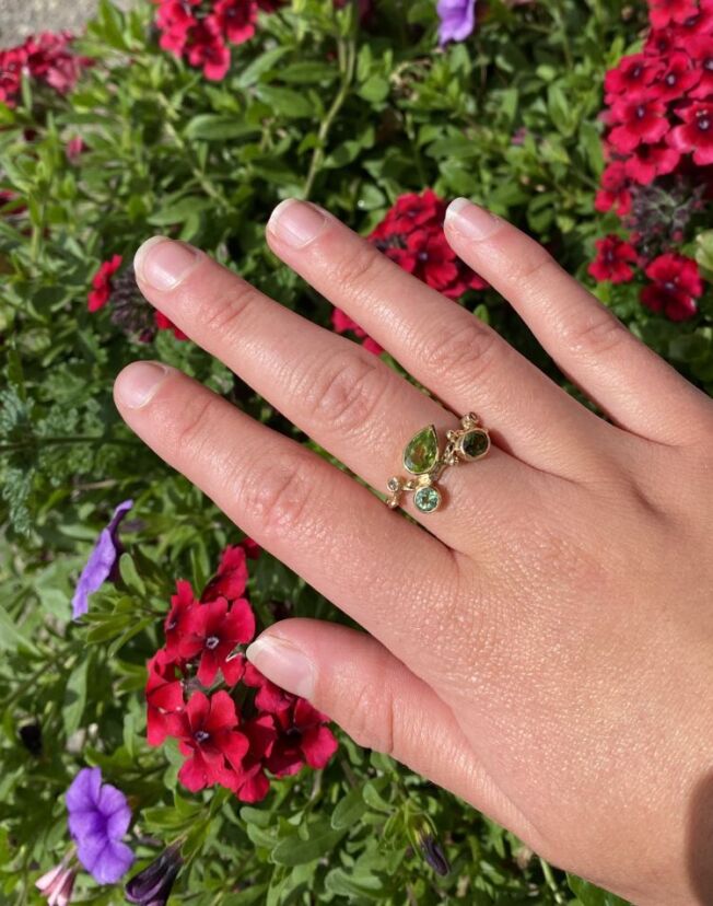 By Birdie "Zenith Garden Green" ring i gult gull