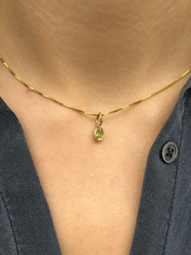 By Birdie "Zenith green" anheng i gult gull med peridot