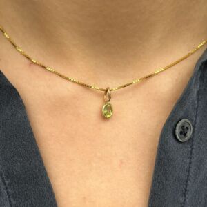 Anheng med peridot i gult gull fra By Birdie.Zenith