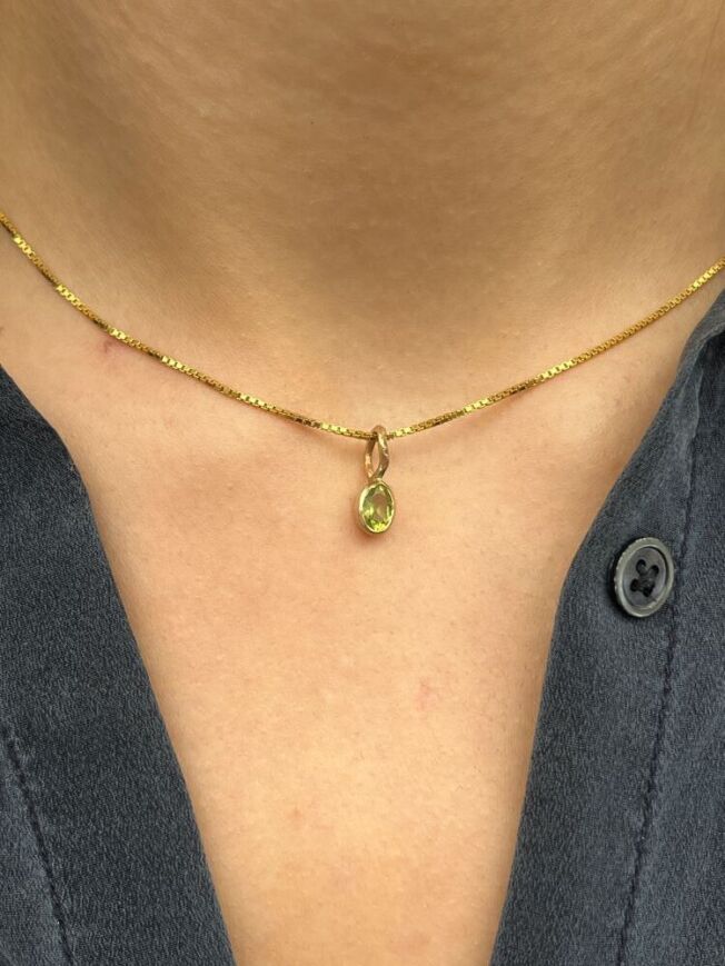Anheng med peridot i gult gull fra By Birdie.Zenith