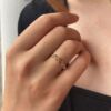 51096 020 YG Noën "Sparkle rainbow" ring i gult gull med safirer