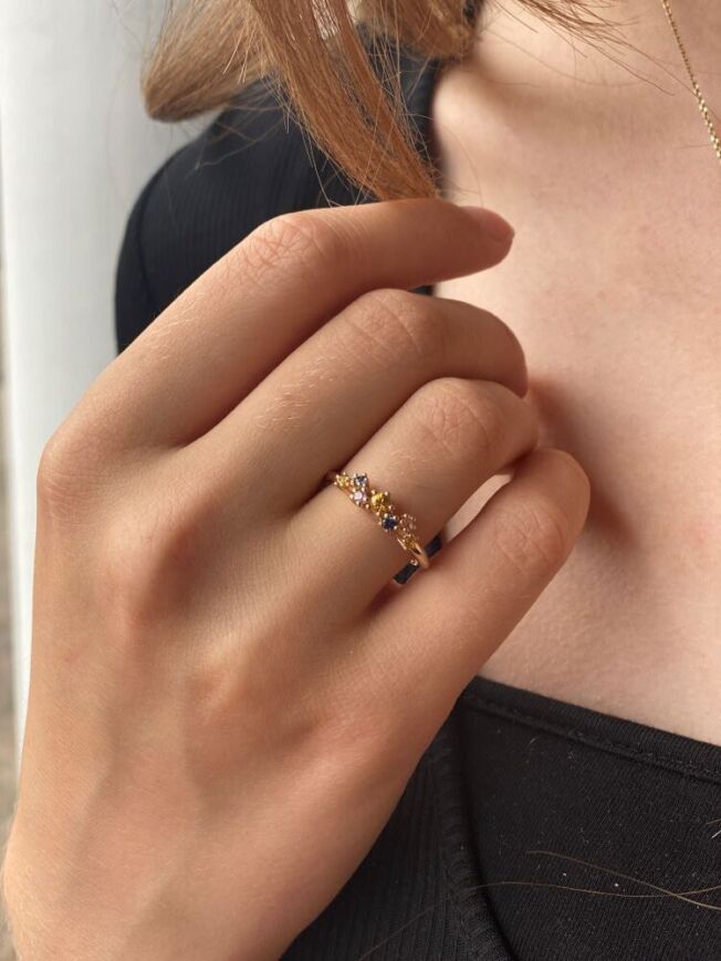 51096 020 YG Noën "Sparkle rainbow" ring i gult gull med safirer