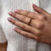 Noën "Sparkle rainbow" ring i gult gull med safirer