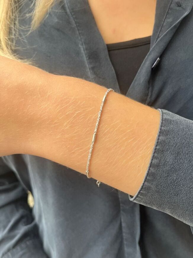 Armbånd i rhodinert sølv, med små "rør".