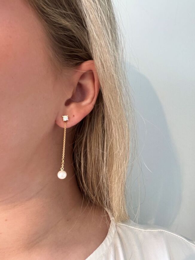 Øreanheng i gult gull med en lenke med 2 ringer for å tre ørepynt. Med ferskvannsperle. Norskprodusert