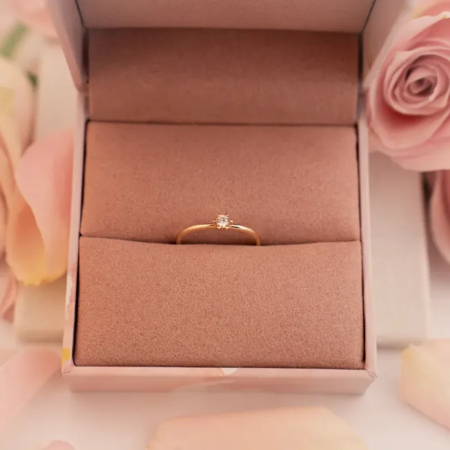 Vida gult gulls ring med 0,10 carats diamant. Perfekt som forlovelsesring eller andre anledinger.