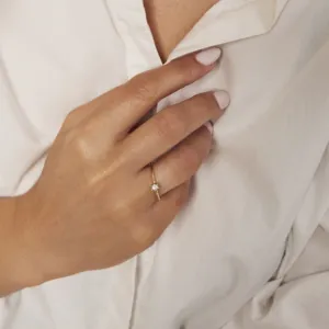 Vida gult gulls ring med 0,20carats diamant. Perfekt som forlovelsesring eller andre anledinger. Vist på modell