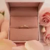 Vida gult gulls ring med 0,20carats diamant. Perfekt som forlovelsesring eller andre anledinger. Vist i miljø.